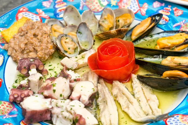 Un piatto di frutti di mare mix — Foto Stock