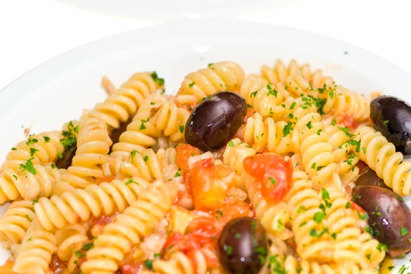 イタリアのパスタ、チーズ、新鮮なトマトとオリーブ添え. — ストック写真