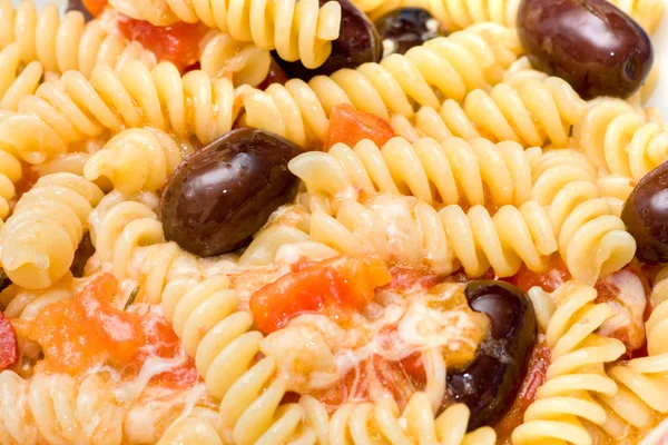 Italienische Pasta mit Käse, frischen Tomaten und Oliven. — Stockfoto