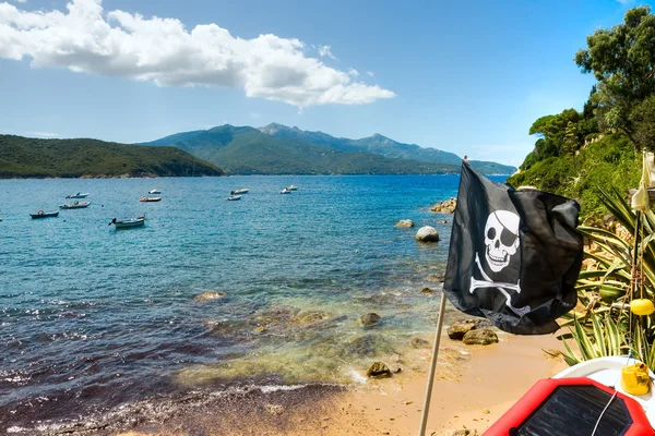 Piratenfahne in forno strand, biodola bucht, insel elba. — Stockfoto