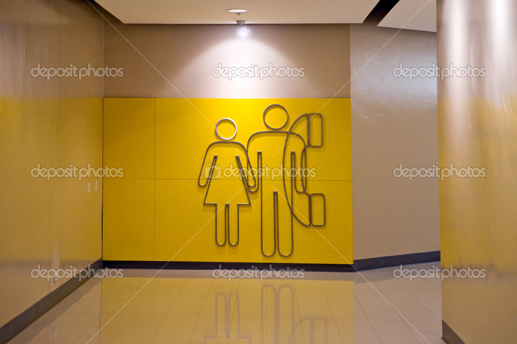 Señal de inodoro y teléfono dentro de un centro comercial . — Foto de