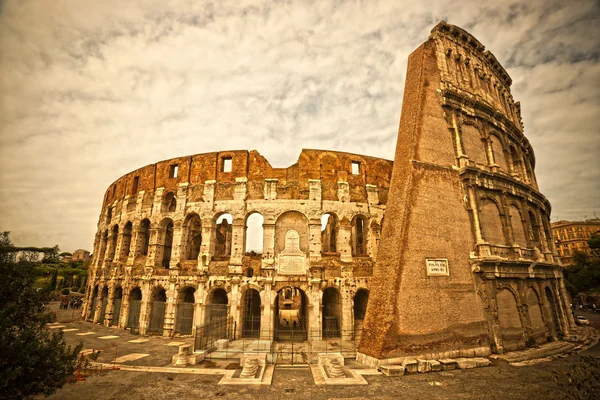 Das majestätische kolosseum, rom, italien. — Stockfoto
