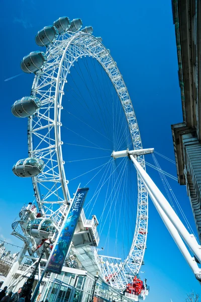 LONDON - MARCH 19 : The London Eye, erected in 1999, is a giant — Stock Photo, Image