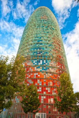 BARCELONA, İspanya - 19 Aralık 2011 'de İspanya' nın Barselona şehrinde Torre Agbar. Bu 38 katlı kule ünlü mimar Jean Nouvel tarafından tasarlandı.