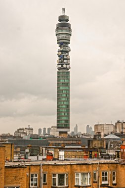 London, İngiltere - 19 Mart: bt Londra Telekom kule 19 Mart 2011 tarihinde Londra'da. kulenin üst alanın panoramik manzarası vererek, döner restoran ile popüler bir dönüm noktası olduğunu