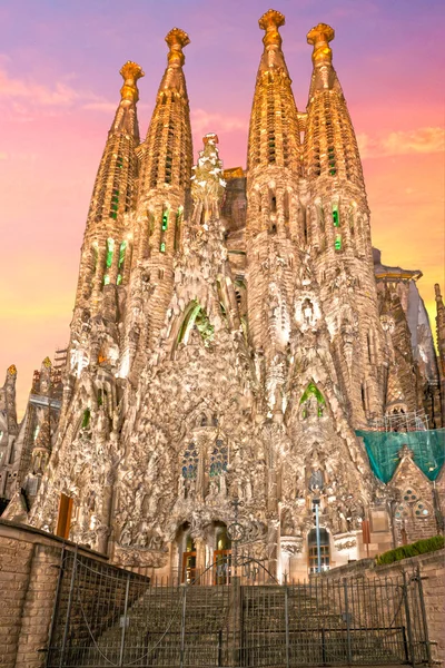 Barcelona, Spanien - 14 december: la sagrada familia - den imponerande katedralen ritad av gaudi, som är att bygga sedan 19 mars 1882 och är inte färdig ännu 14 december, 2009 i barcelona, Spanien — Stockfoto