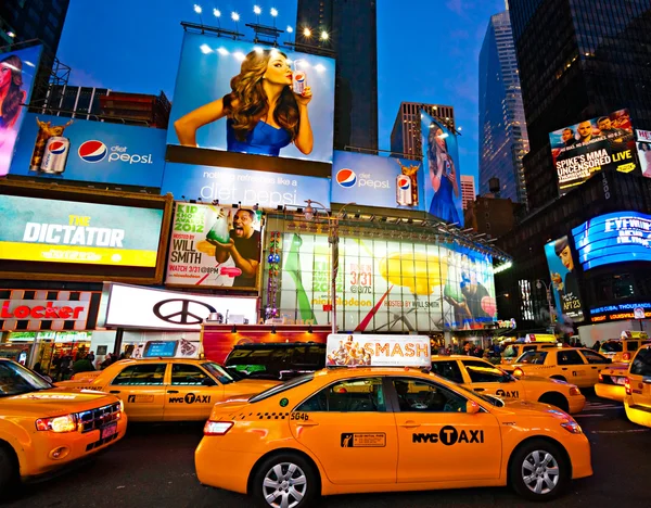 New York City-25 maart: Times Square, gekenmerkt met Broadway Th — Stockfoto