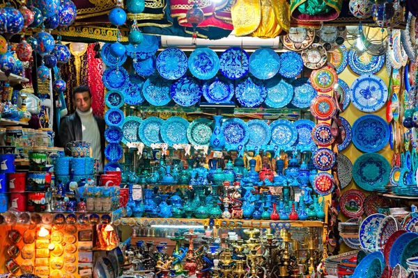 ISTANBUL - january 25, 2011 : Tourists in the Grand Bazaar, con — Stock Photo, Image