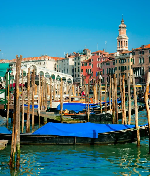 Rialto híd Velencében, Olaszországban — Stock Fotó