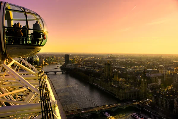 LONDON - MARCH 19 : The London Eye, erected in 1999, is a giant (135mt.) ferris wheel situated on the banks of the river thames. Is the most popular attraction of the UK. March 19, 2011 in London, UK — Stock Photo, Image