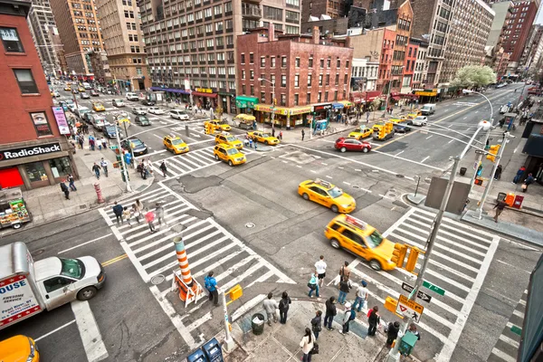 NUEVA YORK - 21 DE MARZO: Vida urbana en la calle en el punto de intersección de Imagen de stock