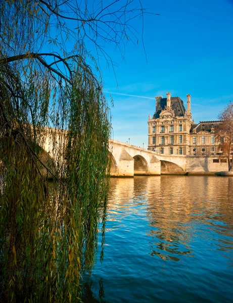 Louvre Müzesi ve pont royal, paris - Fransa — Stok fotoğraf
