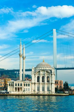 Ortakoy camisi ve Boğaz köprüsü, İstanbul, Türkiye.