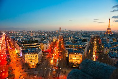 arc de triomphe ve Eyfel Kulesi paris üzerinden görüntülemek