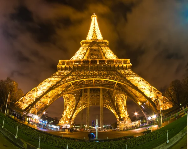 ПАРИЖ - 05 ДЕКАБРЯ: Освещение Эйфелевой башни 05 декабря, 2 — стоковое фото