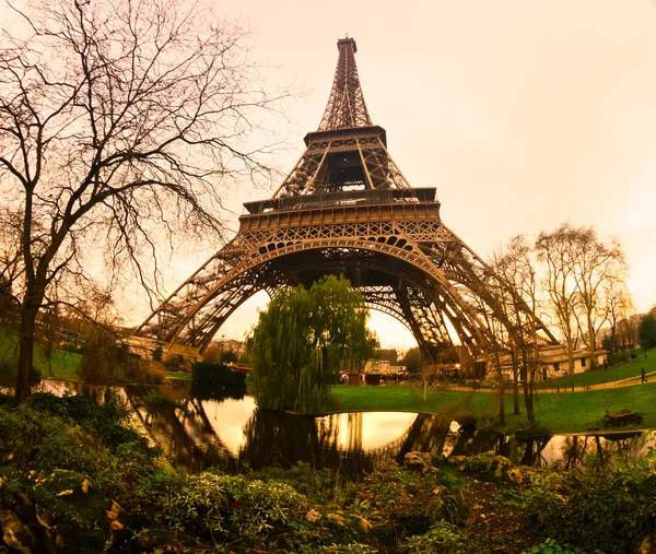 日の出、パリのエッフェル塔. — ストック写真