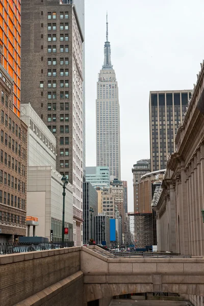 NUEVA YORK CITY - 25 DE MARZO: El Empire State Building en Manhattan — Foto de Stock