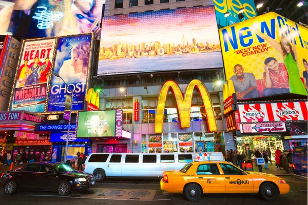 New York City-25 maart: Times Square, gekenmerkt met Broadway Th — Stockfoto