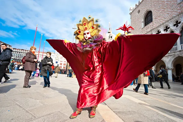 VENICE - MARÇO 05: Participante no Carnaval de Veneza, um — Fotografia de Stock