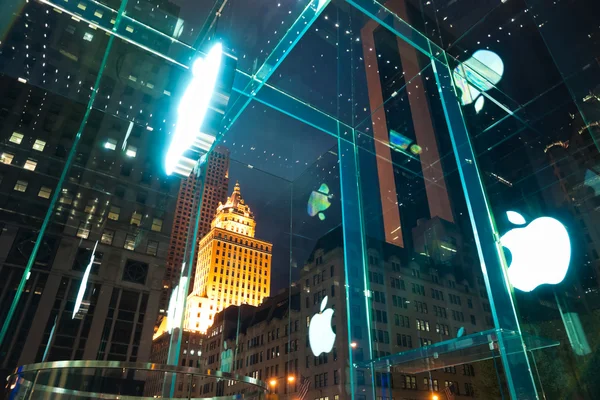Νέα Υόρκη - Avril 01: Σημάδι Apple Store στην Πέμπτη Λεωφόρο. Το κατάστημα — Φωτογραφία Αρχείου