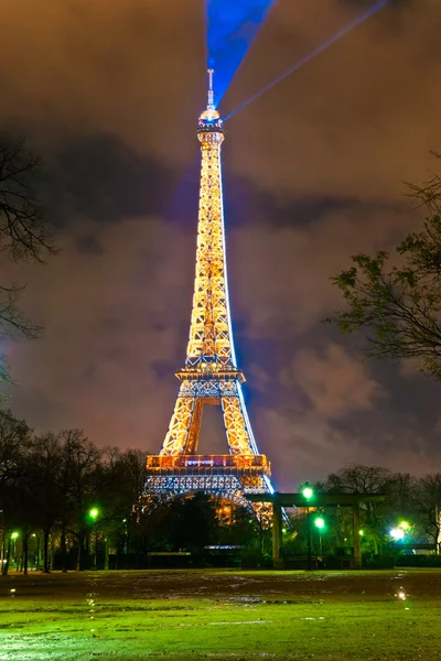 PARIS - 05 DÉCEMBRE : Eclairage de la Tour Eiffel le 05 décembre — Photo