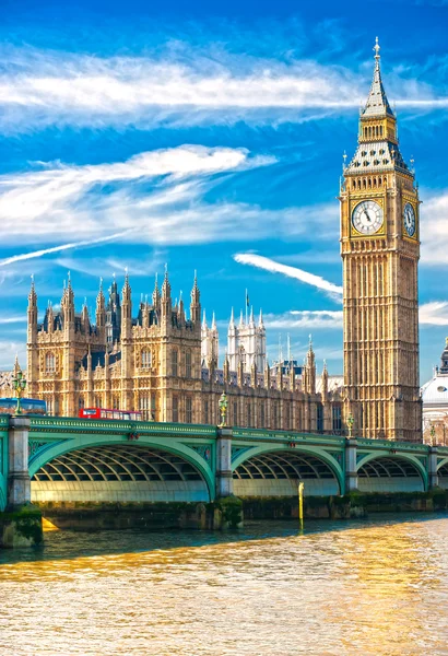 Big ben, riksdagshuset och westminster bridge — Stockfoto