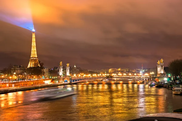 PARIS -DECEMBER 08: Eiffel Tower and Pont Alexandre III at night — Stock Photo, Image