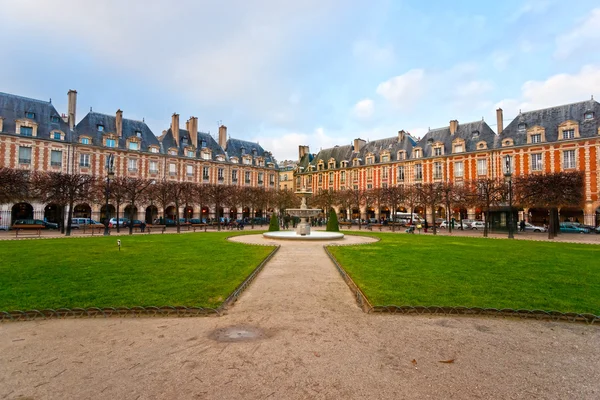 The Place des Vosges в Париже, Франция — стоковое фото