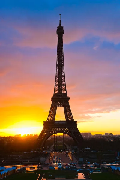 在日出、 巴黎的埃菲尔铁塔. — 图库照片
