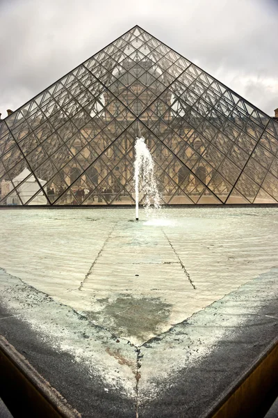 Louvre muzeum a pont ses umění, Paříž - Francie — Stock fotografie