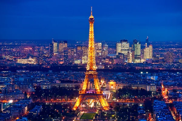 PARIGI - DICEMBRE 05: Illuminazione della Torre Eiffel il 05, 2 dicembre — Foto Stock