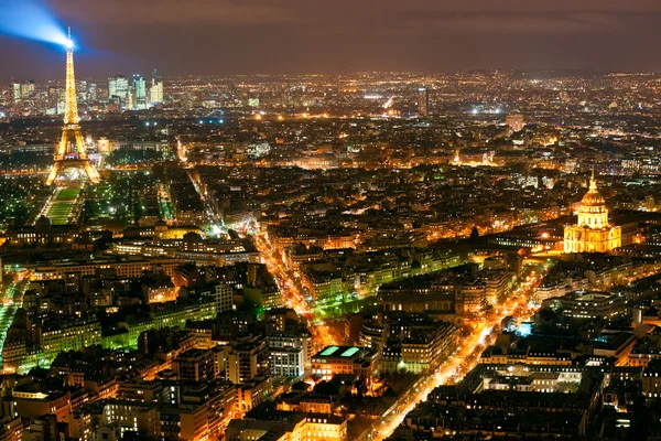 PARIS - DEZEMBRO 05: Iluminação da Torre Eiffel em 05 de dezembro, 2 — Fotografia de Stock