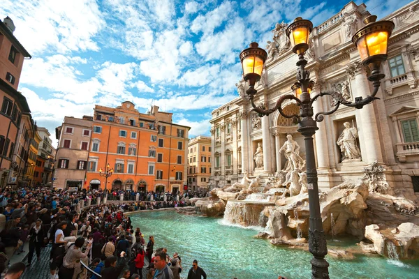 ROMA - 21 DE OCTUBRE: Turistas visitan la Fontana de Trevi en octubre —  Fotos de Stock