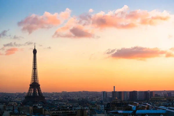 Ейфелева вежа на сході сонця, Париж. — стокове фото