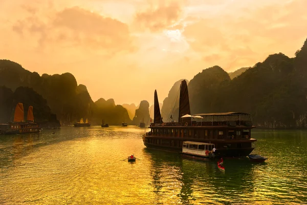 Halong Bay, Vietnam. UNESCO-Weltkulturerbe. — Stockfoto