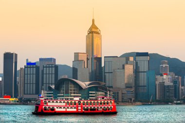 gün batımında Hong kong Limanı.