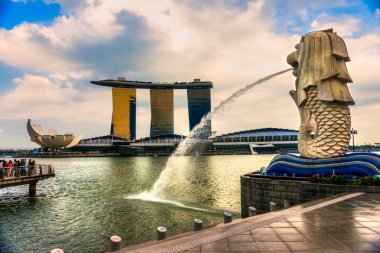 merlion çeşme ve marina bay sands, Singapur.