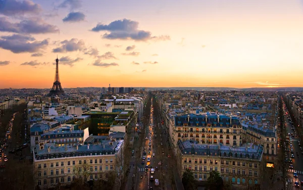 Eiffeltornet vid solnedgången, paris. — Stockfoto