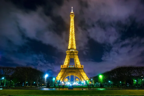 Iluminando a Torre Eiffel — Fotografia de Stock