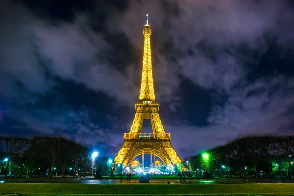 Lighting the Eiffel Tower — Stock Photo, Image