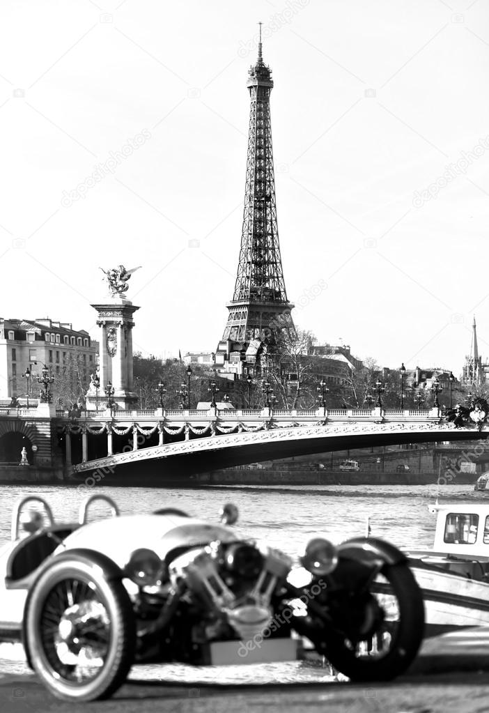 Vintage picture of Eiffel tower with old car on foreground — Stock