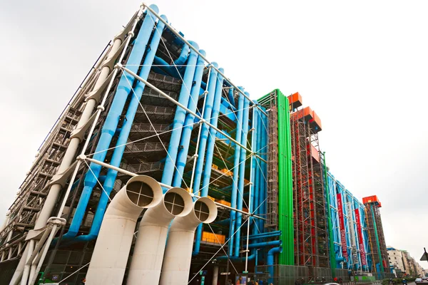 O centro cultural Pompidou em Paris, França — Fotografia de Stock