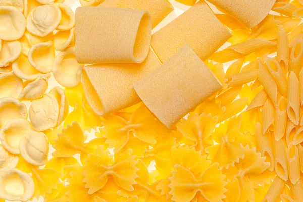 Collectie van Italiaanse pasta geïsoleerd op wit. — Stockfoto