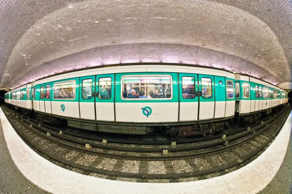 PARIS-joulukuu 14. Pariisin metroasema 14. joulukuuta 2012 — kuvapankkivalokuva