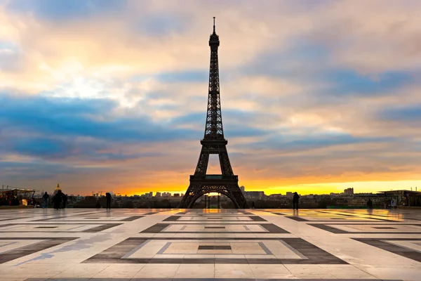 Eiffeltoren bij zonsopgang, Parijs. — Stockfoto