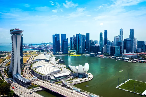 Singapur şehri gün batımında ufuk çizgisi. — Stok fotoğraf