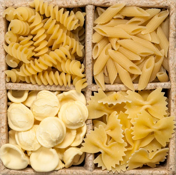 Zbiór włoski makaron na białym tle. — Zdjęcie stockowe