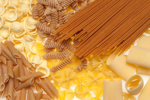 Collectie van Italiaanse pasta geïsoleerd op wit. — Stockfoto