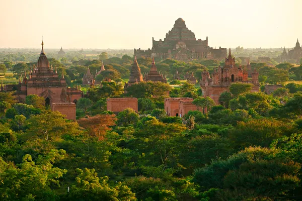 Silhouet van boeddhistische pagodes bij zonsopgang, bagan, myanmar — Stockfoto