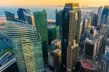 Singapur şehri gün batımında ufuk çizgisi.